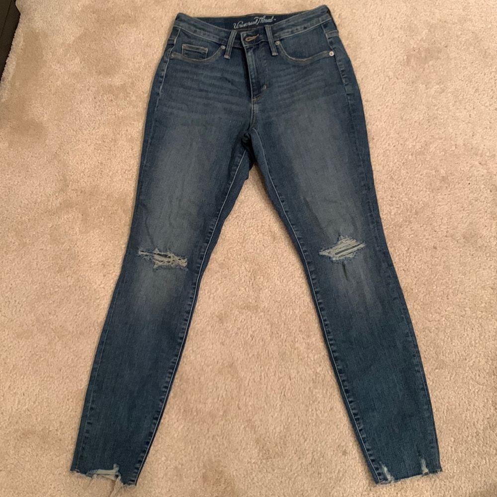 Skinny jeans with ripped knees